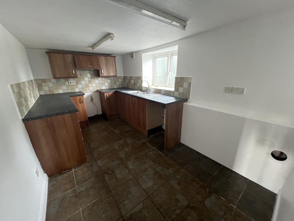 Lot: 131 - DETACHED COTTAGE FOR UPDATING - General view of kitchen/breakfast room
